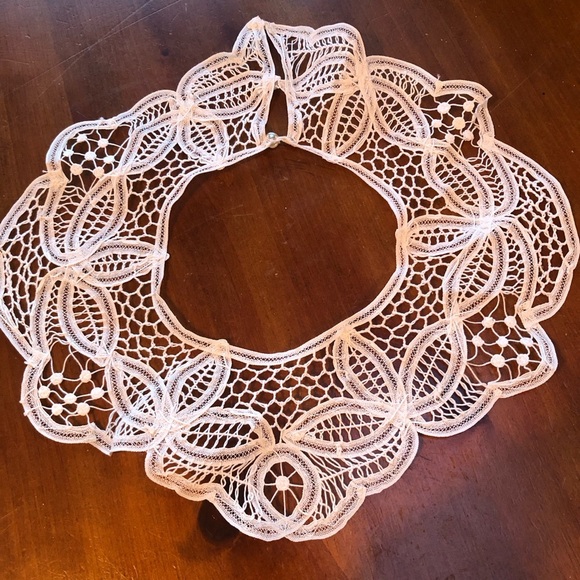 Elegant White Lace Collar - Picture 1 of 6